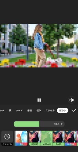 InShotで動画の背景にモザイク処理を施している画面